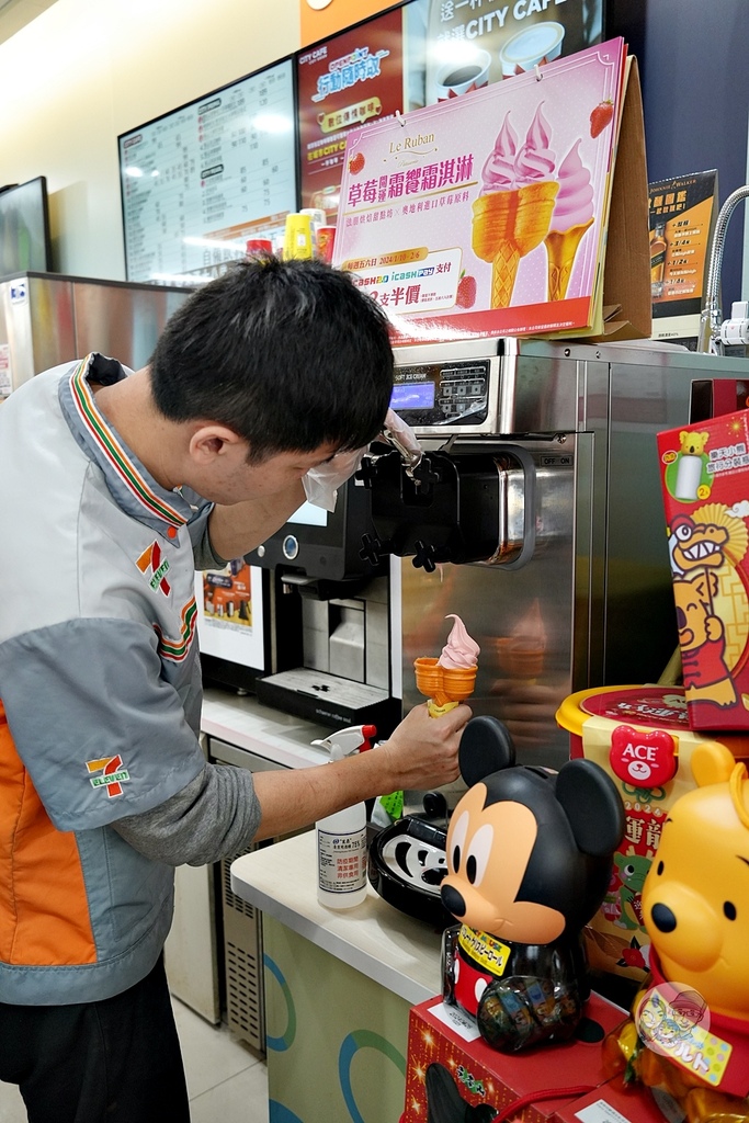 711草莓開運霜饗霜淇淋超商美食DSC03691.JPG