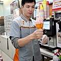711草莓開運霜饗霜淇淋超商美食DSC03694.JPG