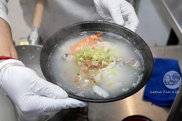 台中九號夜市味館推出了巨無霸大碗公爆料海鮮粥DSC08809.JPG