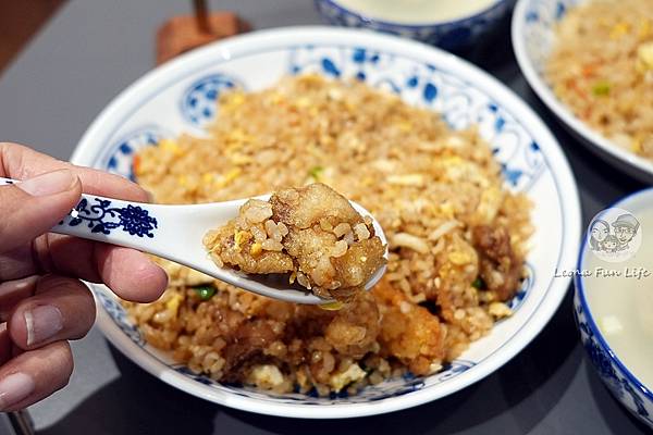 台中學區美食何劉米粒食事處小巧中式風格店面必吃香氣招牌蛋炒飯DSC00134.JPG