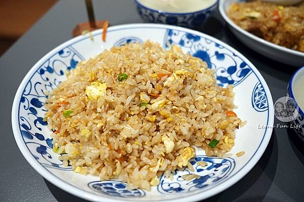 台中學區美食何劉米粒食事處小巧中式風格店面必吃香氣招牌蛋炒飯DSC00135.JPG