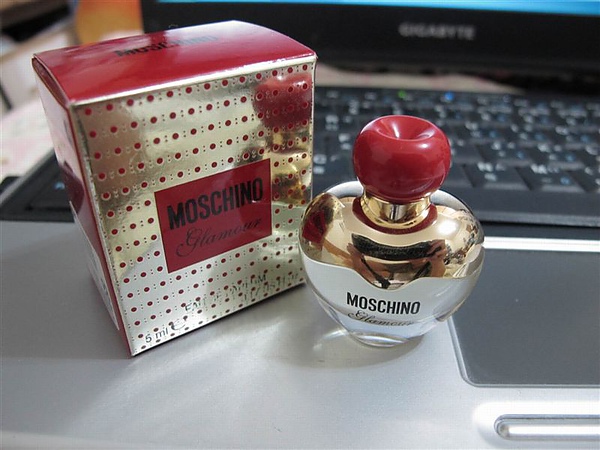 moschino 櫻桃心.JPG moschino 櫻桃心.JPG