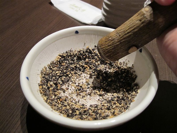 品田牧場 吃豬排的樂趣之一就是把芝麻搗爛XD 品田牧場 吃豬排的樂趣之一就是把芝麻搗爛XD