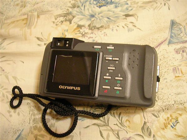 Olympus c900背面.JPG