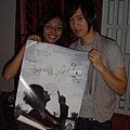 【Vivi阿炯】阿炯有在CD和海報上簽名喔！這是小包第一次給歌手簽名的經驗 ~(>////<)~