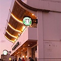 【Starbucks】河岸門市：在沿河堤老街走到底的星巴克，在這呆一整天應該很愜意～v(￣︶￣)y