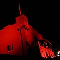 【紅毛城】夜晚的紅毛城，會打上不同顏色的燈光照耀紅毛城古蹟，皆有不同的風情。 <(￣︶￣)>