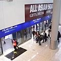 All Asian Sourceing....機場接駁車的廣告Slogan，有大拍賣吧？ (．＿．?)