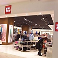 就在這家「UNIQLO」買的，很像是台灣的「NET」。(=‵′=)