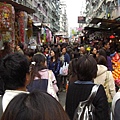 走在好像台灣傳統市場的旺角花園街，人潮湧擠，根本就跟在台灣沒啥兩樣～<(﹀_﹀")a