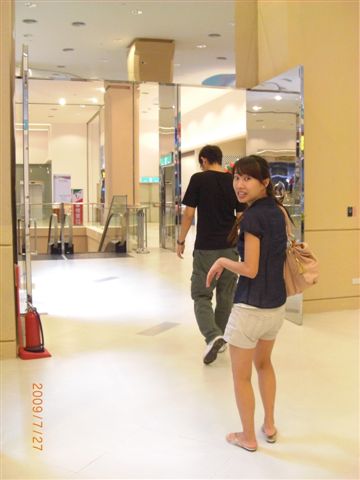 98.07.27(一)大寶和恩愛瘋女人in台茂購物中心，準備看電影。