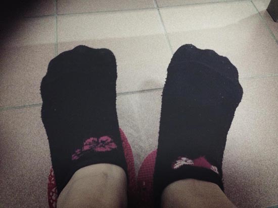 2013.05.13-01發現我襪子穿反.JPG