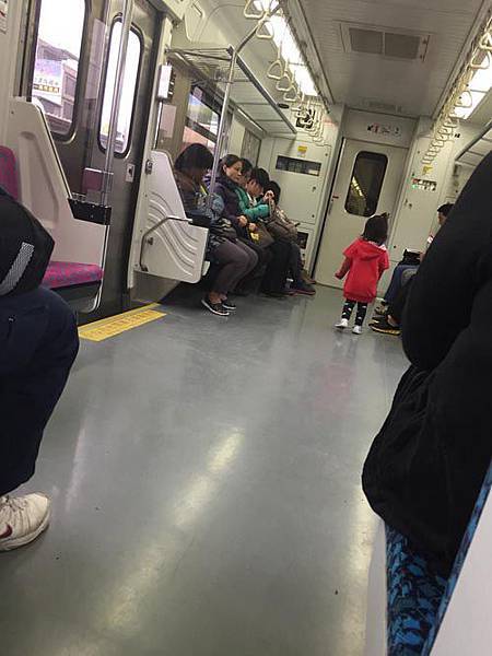 2014.11.13-004在車廂跑來跑去的妹妹，媽媽也不管.JPG