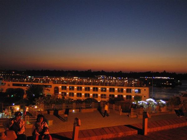 從Kom-Ombo Temple照的尼羅河夜景(2007.03.18).JPG