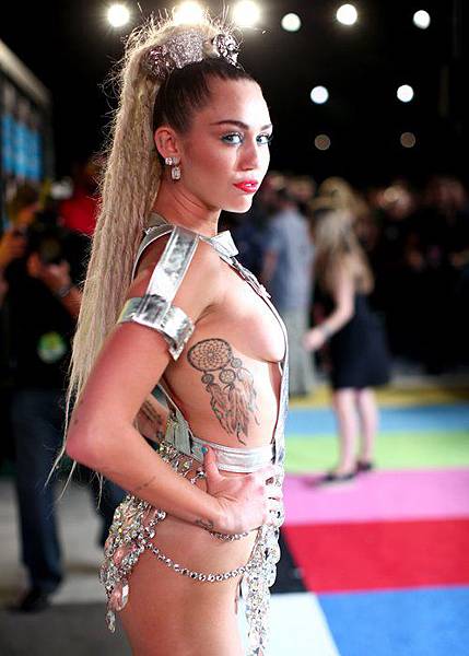 miley-cyrus-arrives-at-the-2015-mtv-video-music-awards-1440980054-custom-0 miley-cyrus-arrives-at-the-2015-mtv-video-music-awards-1440980054-custom-0