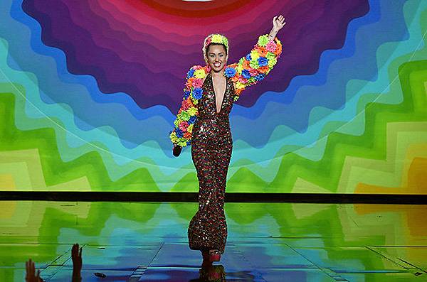 miley-cyrus-intro-2-mtv-vma-2015-show-billboard-650