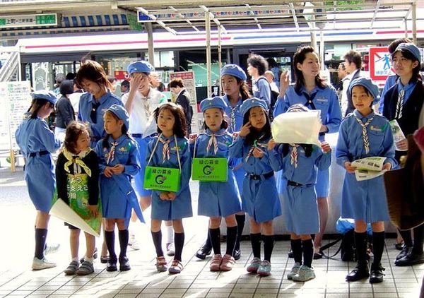 在澀谷站外面募款的女童軍