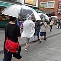 045.下大雨，先至全家買傘500日圓，團長瑪莉帶頭趕路去大黑家