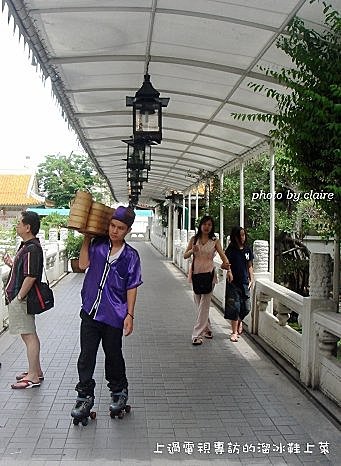 33.龍城花園酒家穿溜冰鞋上菜.jpg