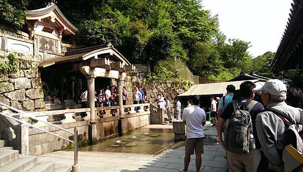 040.音羽瀑布，日本十大名水之首，有三個源流(長壽、財運和學業)，一次只能喝一種.jpg