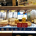 17.必買！這個Tokyo Milk Cheese Factory 東京牛奶起司工廠的起司夾心餅乾是這趟買的伴手禮當中個人最推薦的，有Salt & Camembert Cookie(海鹽&卡門貝爾)以及Honey & Gorgonzola Cookie(蜂蜜&戈根佐拉)2種口味，也有口味各半的包裝.jpeg