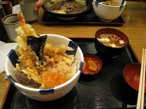 劃位完,在機場四樓吃午飯,這是單點的天丼