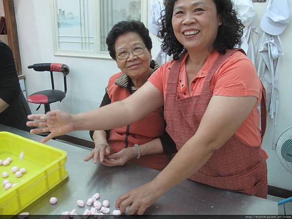 阿姨跟外婆一起手工搓湯圓