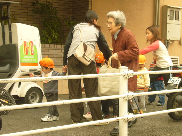 小朋友過馬路