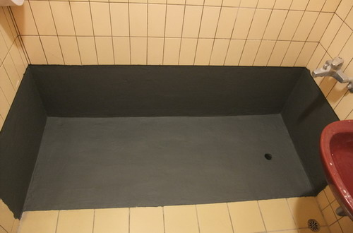 DIY〉自己動手整修浴室：拆除浴缸+鋪磁磚