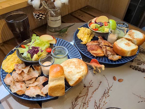 ｛台南｝【銀倆】東區平價美味早午餐／松阪豬與嫩煎雞腿香氣十足