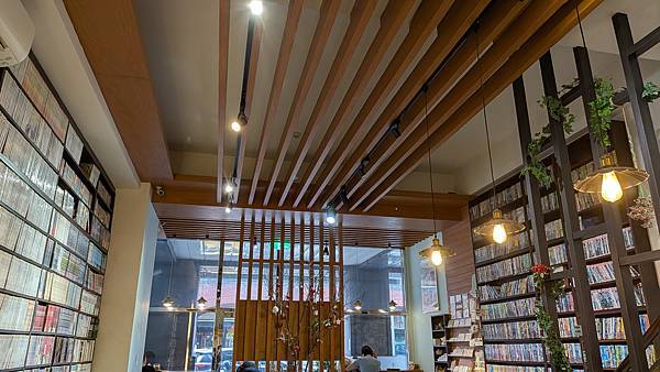 ｛台北｝【漫漫喫】中山不限時漫畫咖啡廳／原漫畫租書店改裝而成
