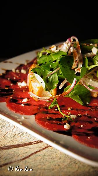 Beef Carpaccio 生牛肉薄片佐波西米醋醬汁和 focaccia 麵包