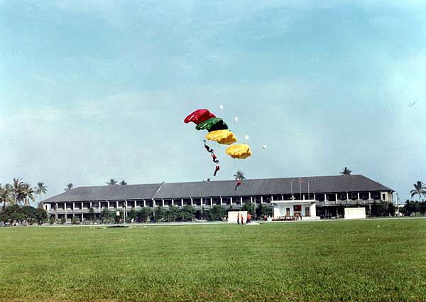71年跳傘訓練-神龍小組疊傘降落