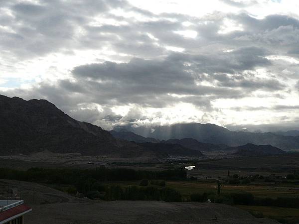 烏雲密佈，預告天氣邁入深秋