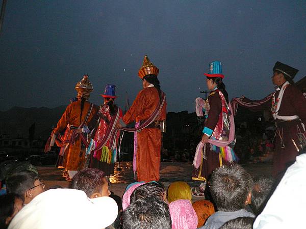 這天晚上，我們去看拉達克當地的festival....可是因為太冷，一下子就受不了回家了