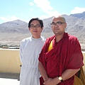 這位喇嘛看了一下病歷....年紀29......