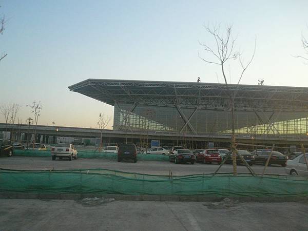 天津的機場也很大，氣溫超低，地上還有降雪的痕跡
