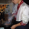 這位是韓國館的正妹服務生，正在拌飯