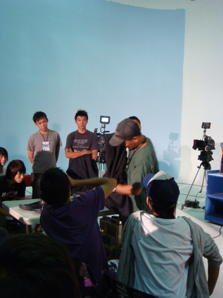 沈瑞源老師上35釐米攝影機的課程。