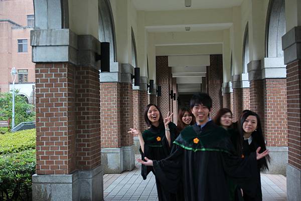 外頭正在傾盆大雨...