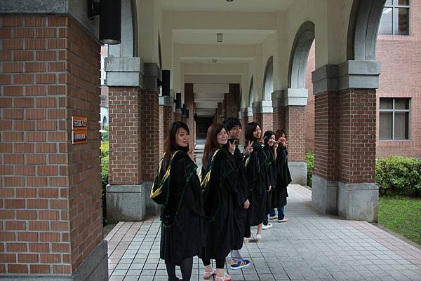 一直很想拍繁複的背面 XD