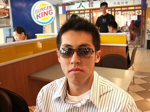 默默的拿出墨鏡XD