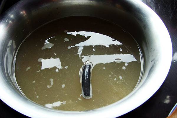 清爽的原味湯頭，浮著一片竹炭