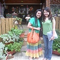 Li-Yun and Pei in front of a coffee shop in 竹北