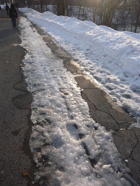 路面結冰，真的很滑
