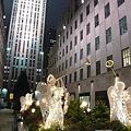 遠方是還沒點燈的洛克菲勒中心（Rockefeller Center）聖誕樹