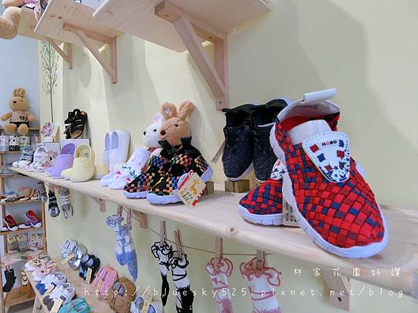台中西屯 奔跑吧 孩子童鞋坊 嬰幼兒學步鞋母女鞋父子鞋親子款平價童鞋專賣店 另有知名品牌哈布habu鞋代理販售 2017 5全新開幕