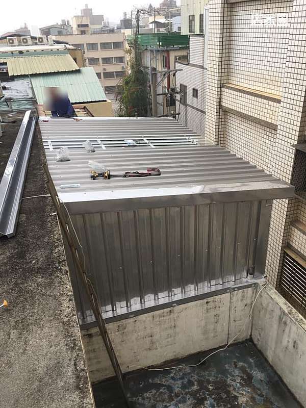 台中太平 賴師傅鐵工價格實在公道 不銹鋼烤漆條鋁門窗電捲門白鐵門窗 屋頂翻修鐵皮屋改老屋增建遮雨棚鋼骨架構裝潢設計鐵工工程設計