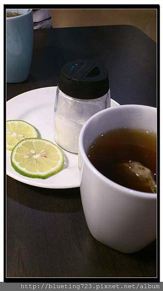 新竹竹北《W & D GRILL》熱紅茶.jpg