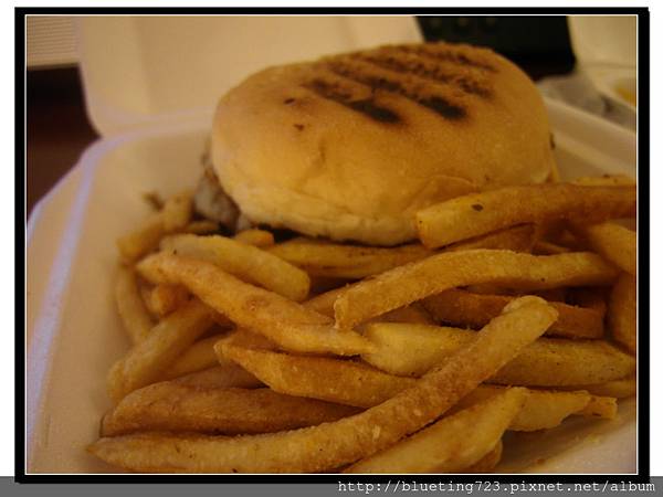 美國關島《Meskla Dos》“Kuetes”Cheese Burger 起司漢堡.jpg